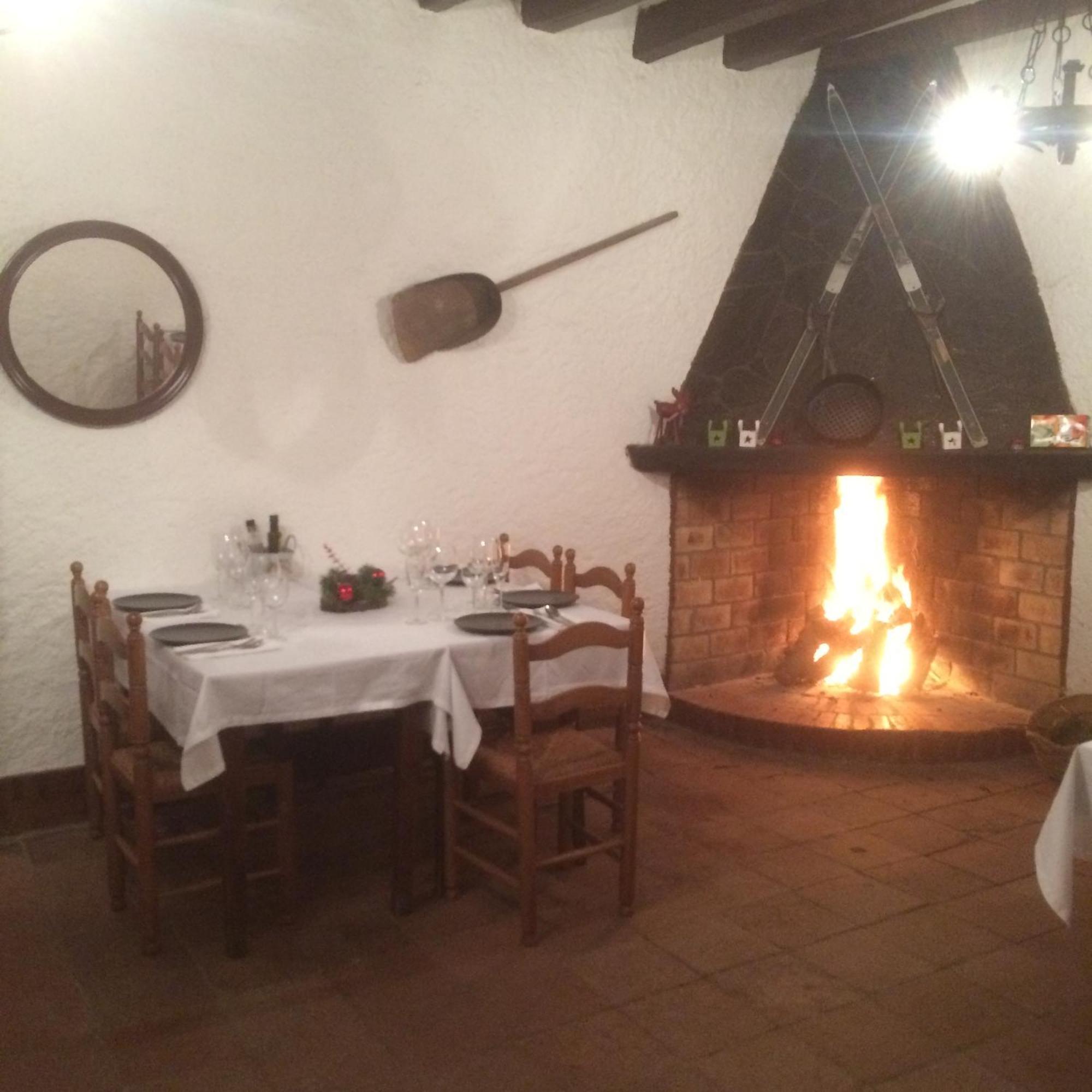 Hostal Sant Roc Монтсени Екстериор снимка