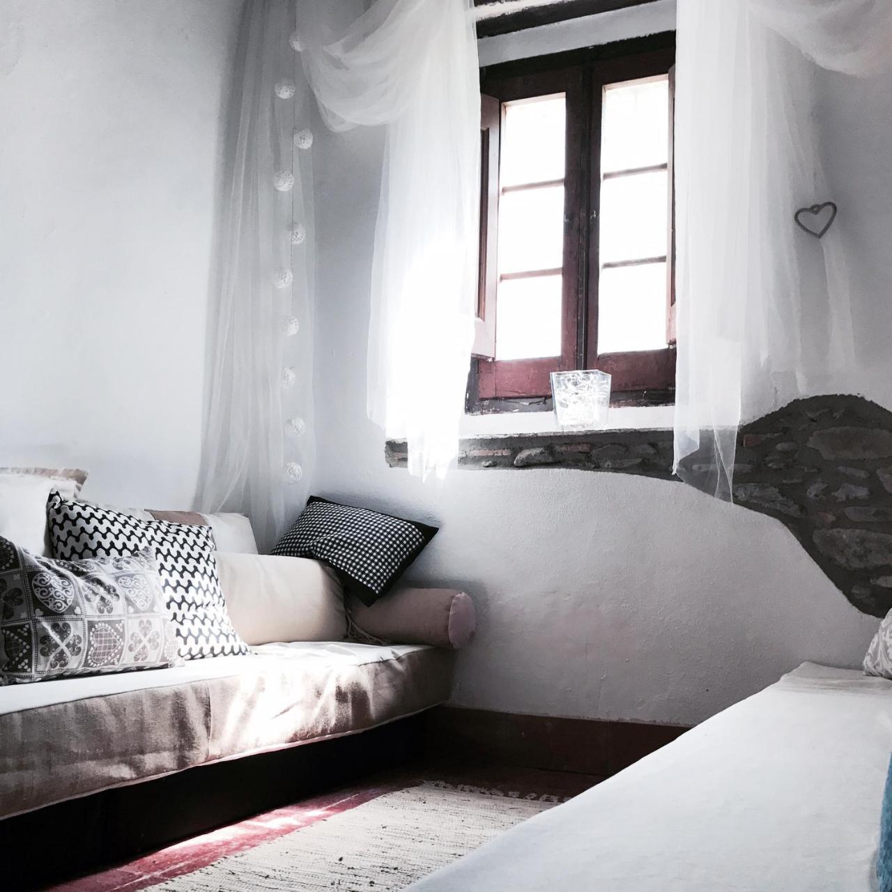 Hostal Sant Roc Монтсени Екстериор снимка